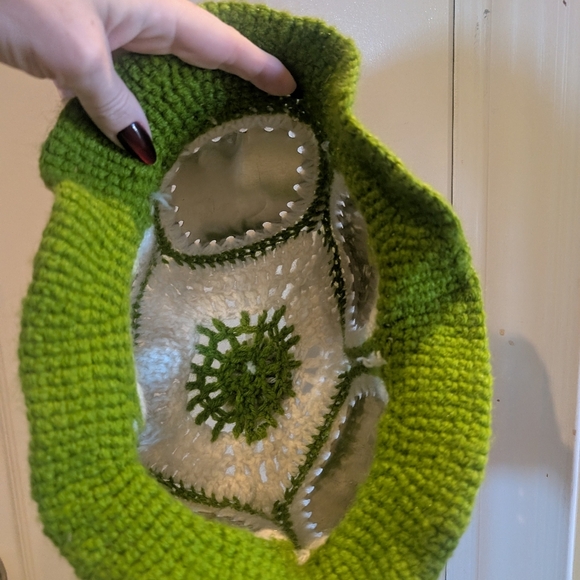 Green and White Crochet Labatts Beer Bucket Hat - Picture 6 of 6